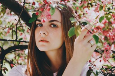 Kız çiçek açması ağaca yakın.