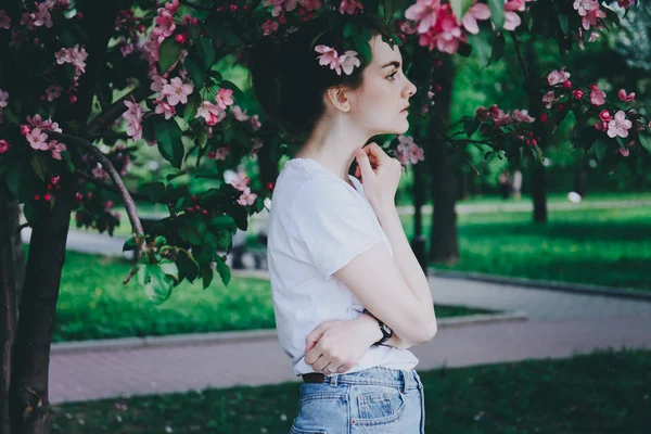 Kız çiçek açması tree yakınındaki.