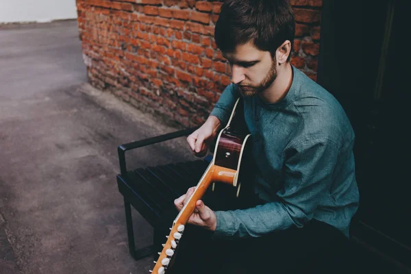 Hipster musiker spelar gitarr. — Stockfoto