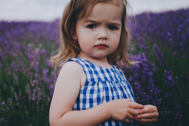 Bir lavanta alanda yürümeye başlayan çocuk