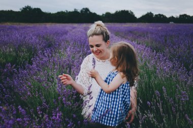 Anne ve kızı lavanta.