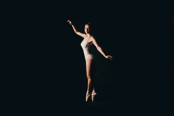 Балерина на чорному фоні . — стокове фото
