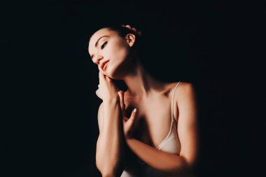 Siyah bir zemin üzerine bir balerin.