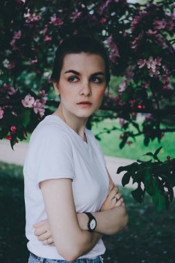 Kız çiçek açması tree yakınındaki.