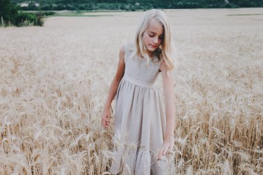 Bir buğday alanında güzel şirin kız.