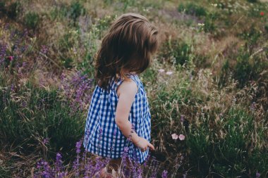 Tarladaki küçük kız.
