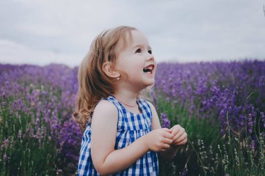 Lavanta, küçük gülümseyen kız.