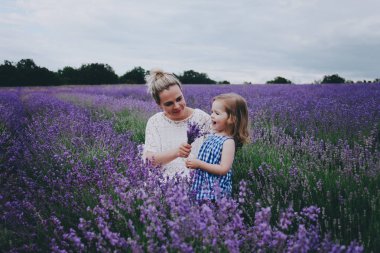 Anne ve kızı lavanta.