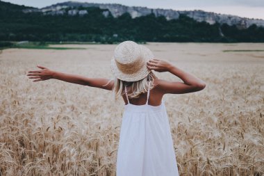 Bir buğday alan kız. Arkadan Görünüm.