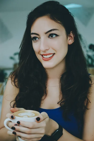 Menina sorridente em um café . — Fotografia de Stock