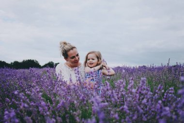 Anne ve kızı lavanta alanındaki