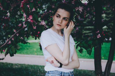 çiçek açması tree yakınındaki romantik kadın.