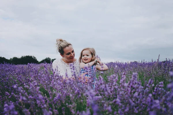 Anne ve kızı lavanta alanındaki