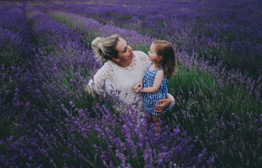 Anne ve kızı lavanta.