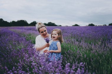 Anne ile kızı lavanta.