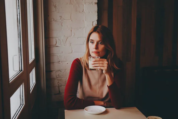 Girl with a cup of coffee latte. — Stock Photo, Image