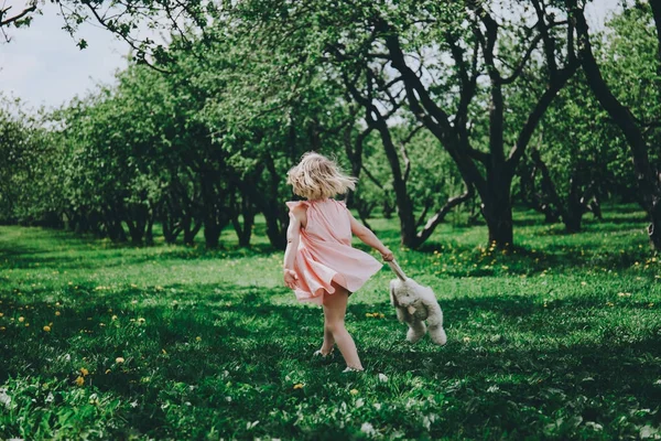 A kislány a fűben rohangál.. — Stock Fotó