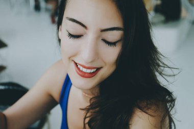 Kapalı gözler gülümseyen kız.