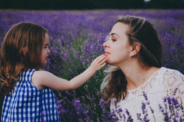 Мать и дочь в лаванде
.