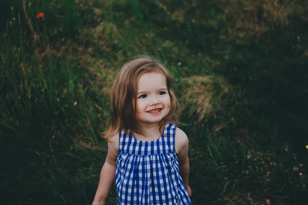 Mosolygós kislány egy mezőben. — Stock Fotó