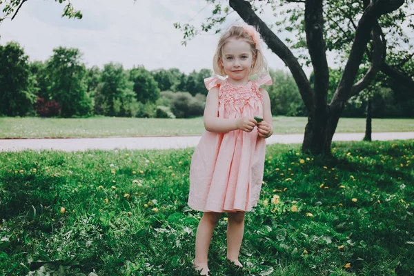 Kleines Mädchen im Park. — Stockfoto