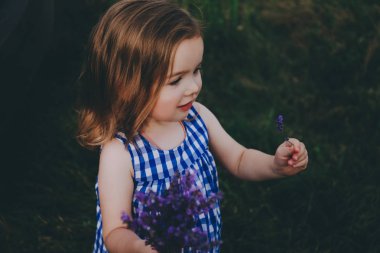 Bir alandaki gülümseyen şirin bebek.