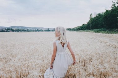 Bir buğday alan kız. Arkadan Görünüm.