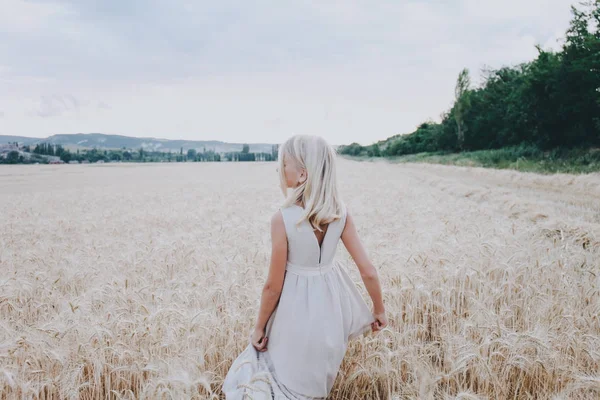 Bir buğday alan kız. Arkadan Görünüm.