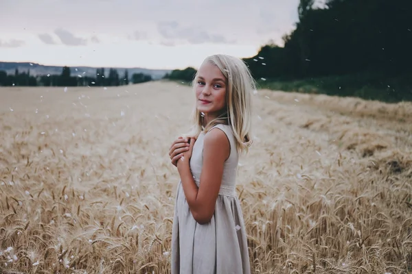 Belle fille mignonne dans un champ de blé . — Photo