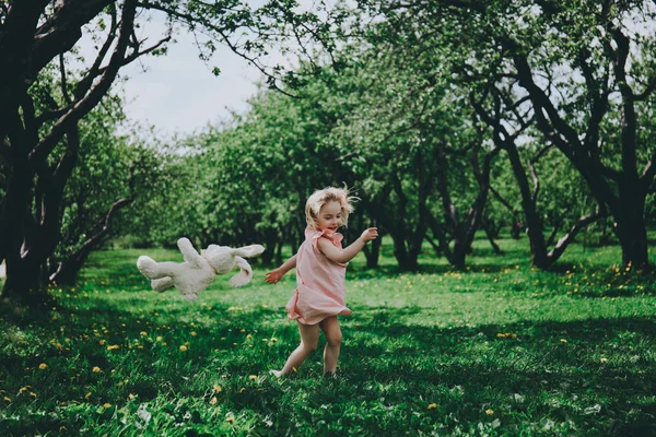 A kislány a fűben rohangál.. — Stock Fotó