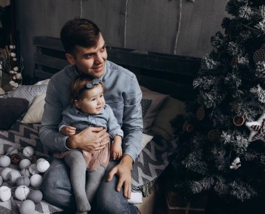 Mutlu baba bir kız çocuğu ile. Noel.
