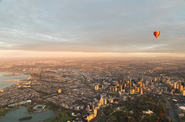 Melbourne, Avustralya - 15 Eylül 2013: merkezi iş bölgesi içinde yüzen bir sıcak hava balonu