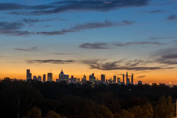 Batı Doğu banliyöleri seyir Melbourne Avustralya, alacakaranlıkta manzarası.