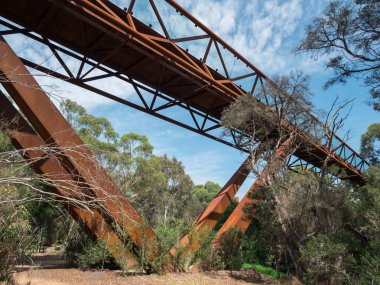 Melbourne, Avustralya - 26 Ocak 2018: Yükseltilmiş geçit Gardiners Creek Deakin Üniversitesi Burwood kampüs iki bölümden bağlantı kapısı. Yaya Köprüsü İnşaatı tartışmalı.