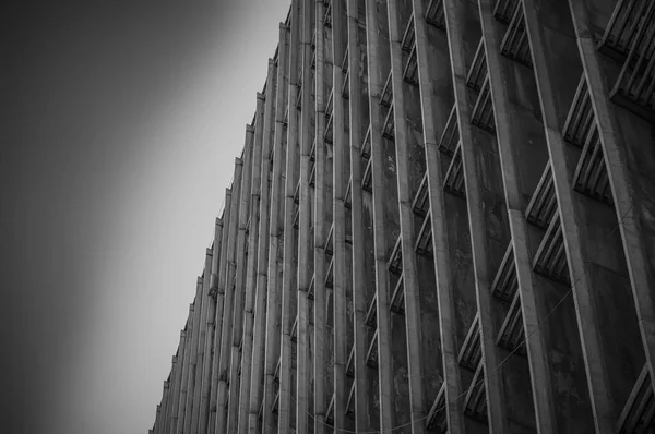 Foto in bianco e nero del vecchio edificio — Foto Stock