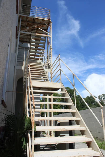 Escaleras rústicas de escape de incendios —  Fotos de Stock