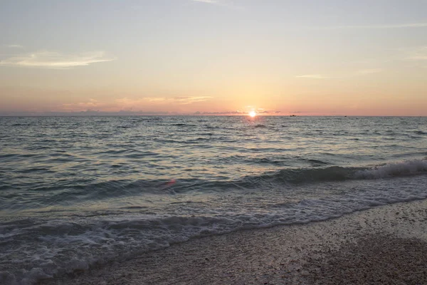 Su üzerinde Beach günbatımı