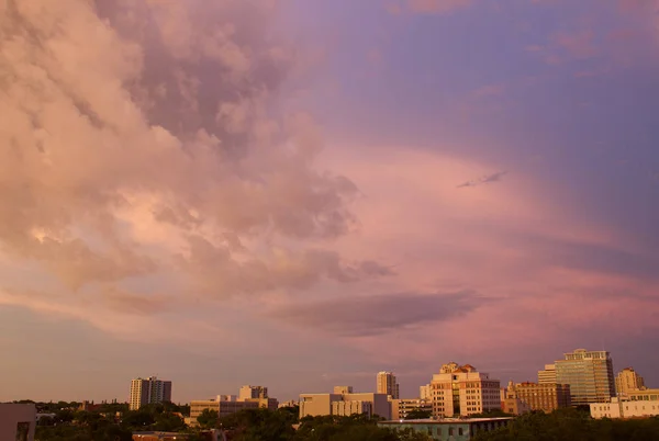 市区上空的紫色阴霾 — 图库照片