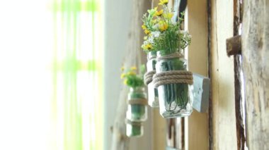 Bir cam kavanoza taze çiçekler