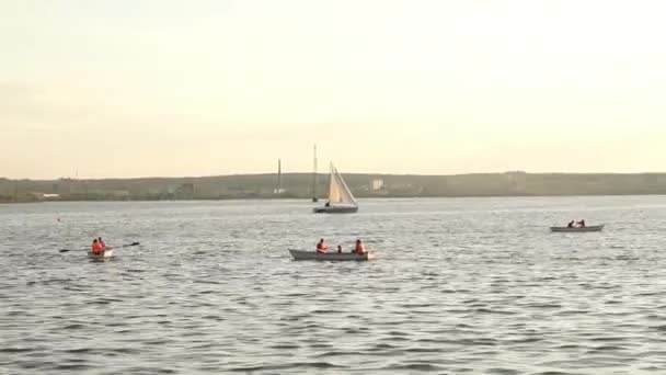 Barca a vela sul lago — Video Stock