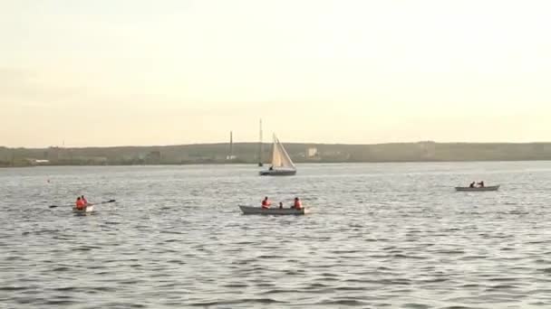 Velero en el lago — Vídeo de stock