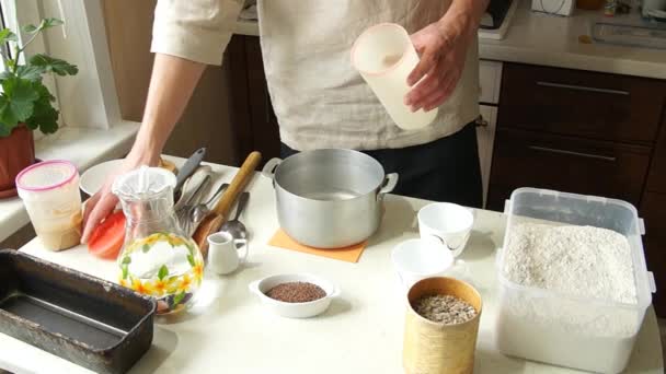 Baker agua salada — Vídeos de Stock