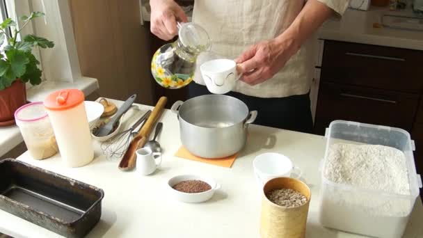 Manliga bagare förbereder sig för att baka bröd — Stockvideo