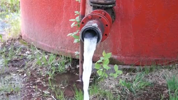 Старый бочонок воды — стоковое видео