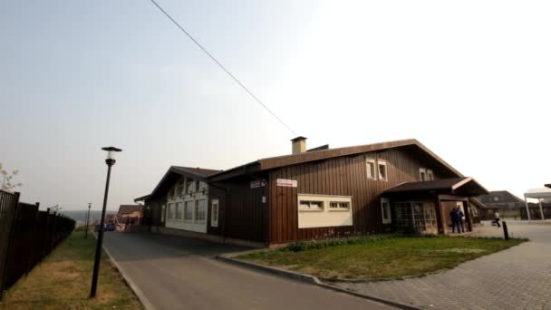 Landhaus und dekorative Mühle — Stockvideo