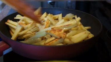 Patates kızartma tavada kızarmış