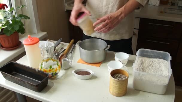 Пекарь печет хлеб, закваску — стоковое видео