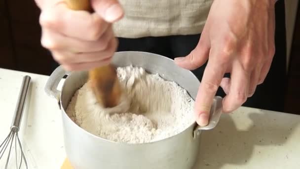 El panadero amasa la masa — Vídeo de stock