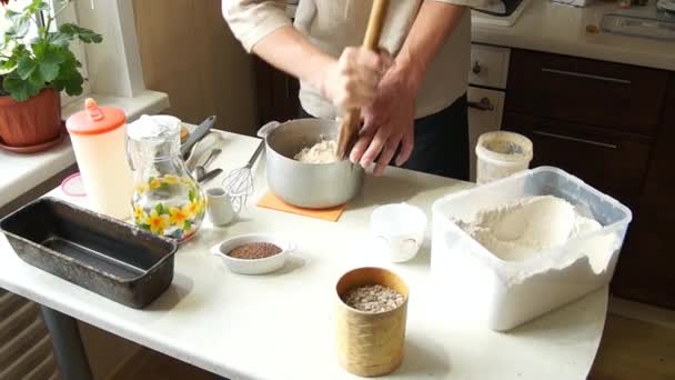 Der Bäcker knetet den Teig — Stockvideo