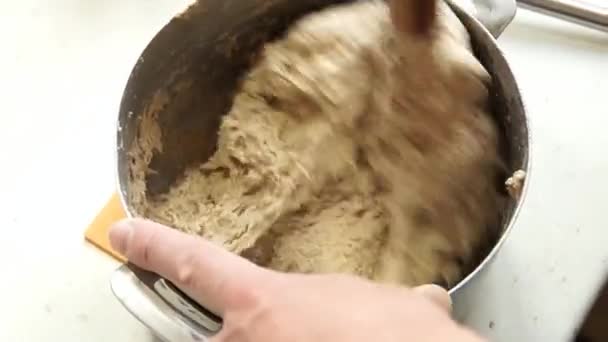 Пекарь разминает тесто. — стоковое видео